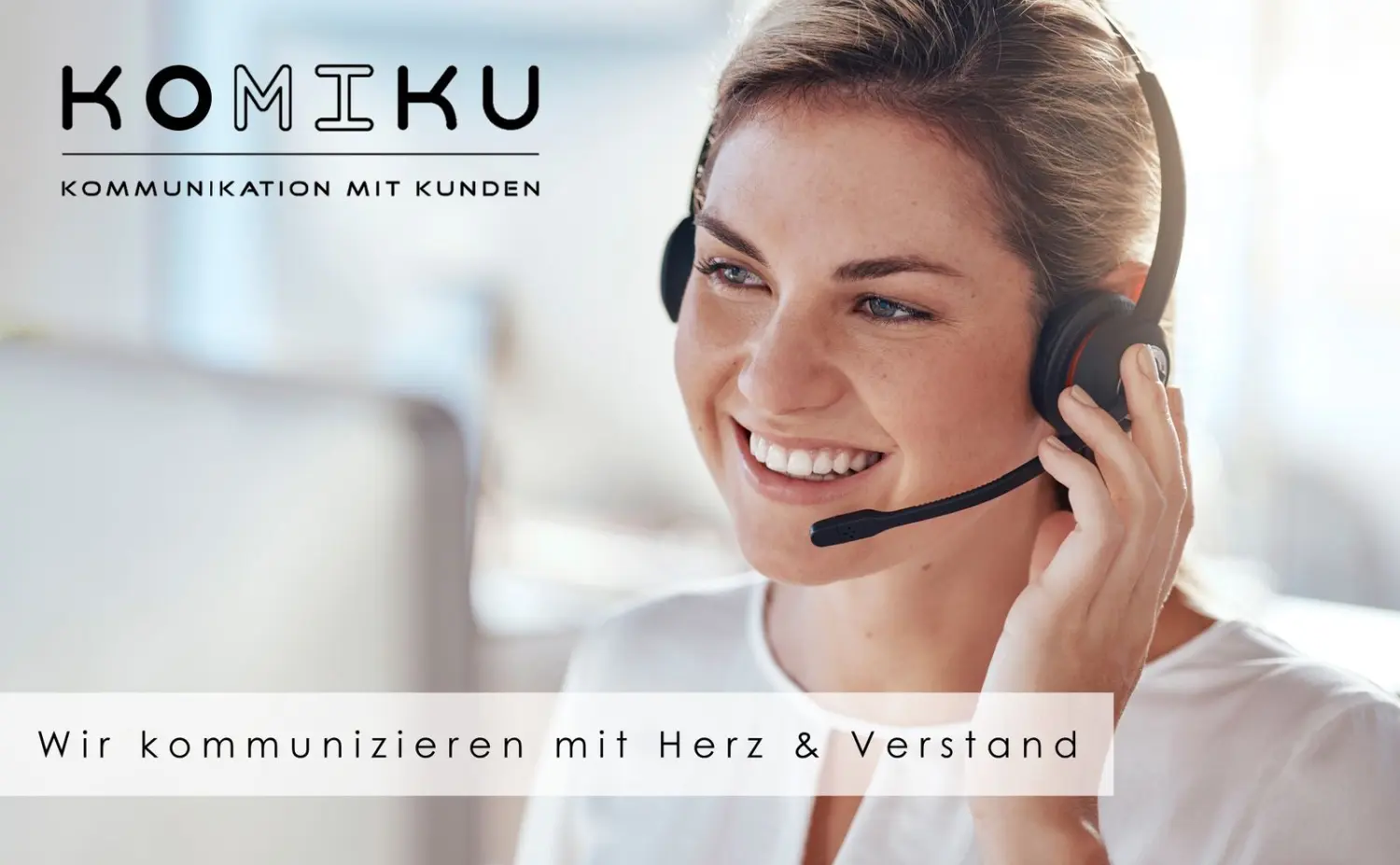 Eine Frau nimmt einen Anruf entgegen von Komiku - Kommunikation mit Kunden